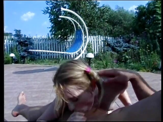 O curvă sexy face sex oral lângă piscină și are parte de ejaculare facială pe scaunul de gazon