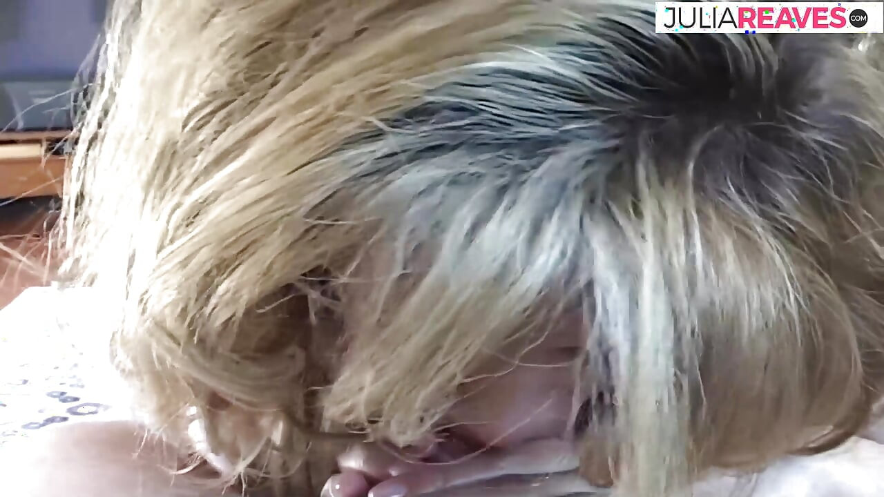 Гаряча блондинка смокче монструозний член до масивного камшоту в рот