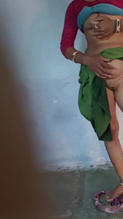 The elder sister-in-law is showing off her pussy in front of her brother-in-law in a blouse and petticoat at home, Boba is pulling it out of her bra and wanting to take her brother-in-law's cock. | Clip 3