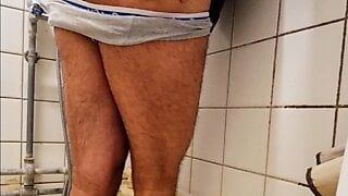 Un mec excité veut que tu viennes dans la salle de bain et que tu le prennes par derrière