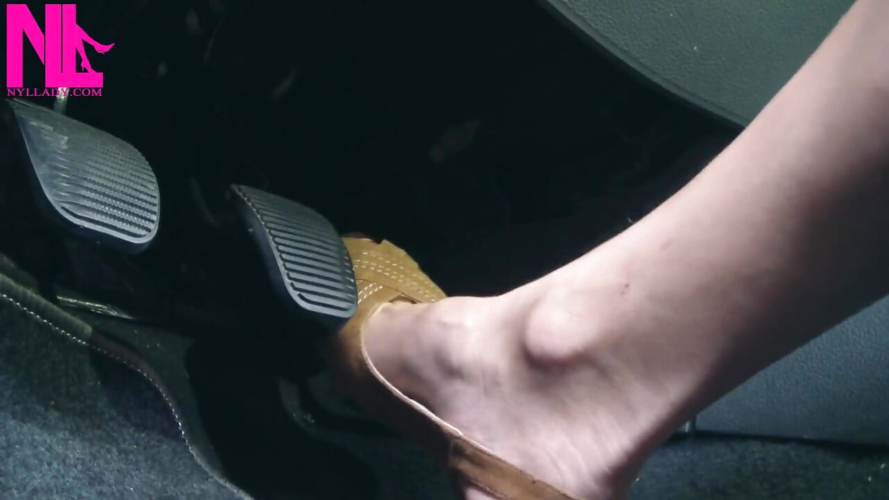 Revving e driving in light brown peeptoe sandals