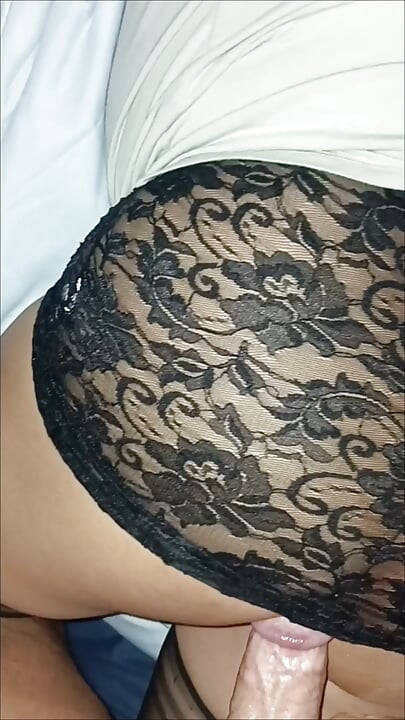 Estoy mirando esas piernas de nylon bajo su minifalda