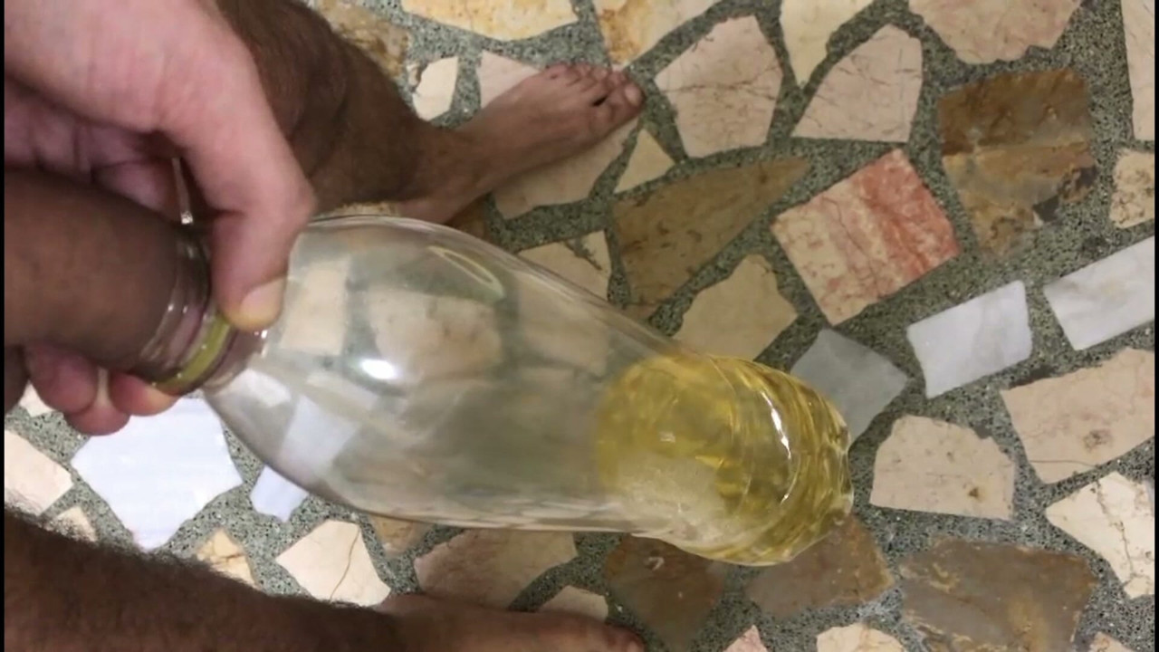 I'm filling the bottle with energy drink