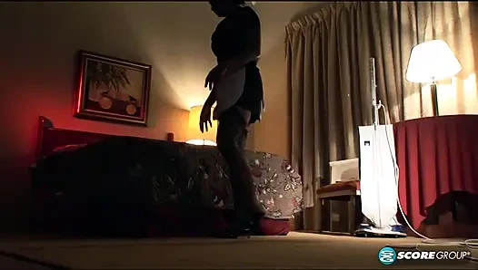 Asyalı hizmetçi Kitty Langdon'ın bacak ve ayak seks gösterisi