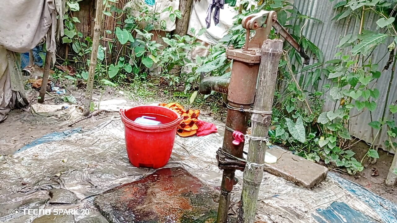 Refrescante baño al aire libre en un campo abierto