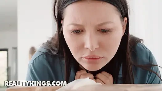 Reality kings - seksi orta yaşlı seksi kadın Anna Polina kullanılmış bir prezervatif buluyor ve sonra yarağına sahip olan erkeğini gösteriyor