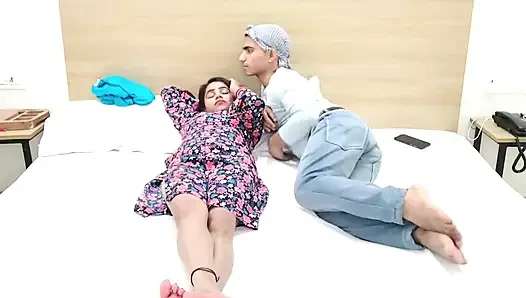 Edepsiz videosunu gösterdikten sonra üvey kız kardeşini sikiyor