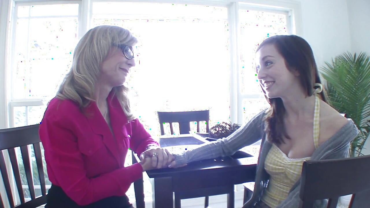 Nina Hartley und Ally Evans sind geile Muschi leckende Lesben