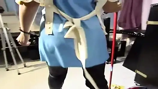 Pembantu rambut cokelat diikat