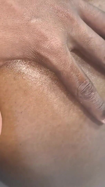 Mama vitregă mă prinde masturbându-mă și ajută să scot tot laptele din mine | Clip 2