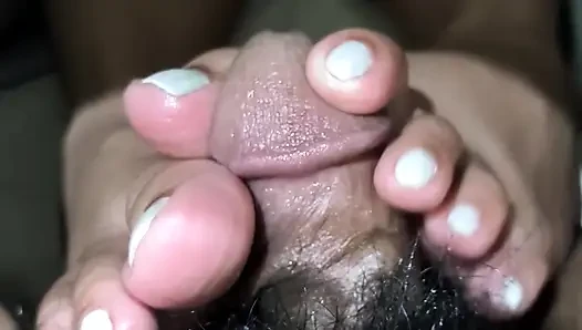 Kaki putih Acoletteyyy membuat kontolnya yang berurat menyempurnakan susu kontol besar dengan bantalan kakinya yang bulat