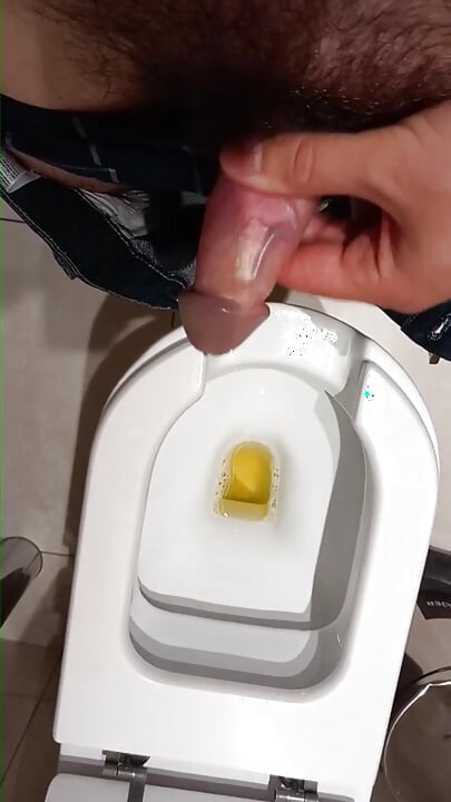 在公司浴室裡用大屌射精