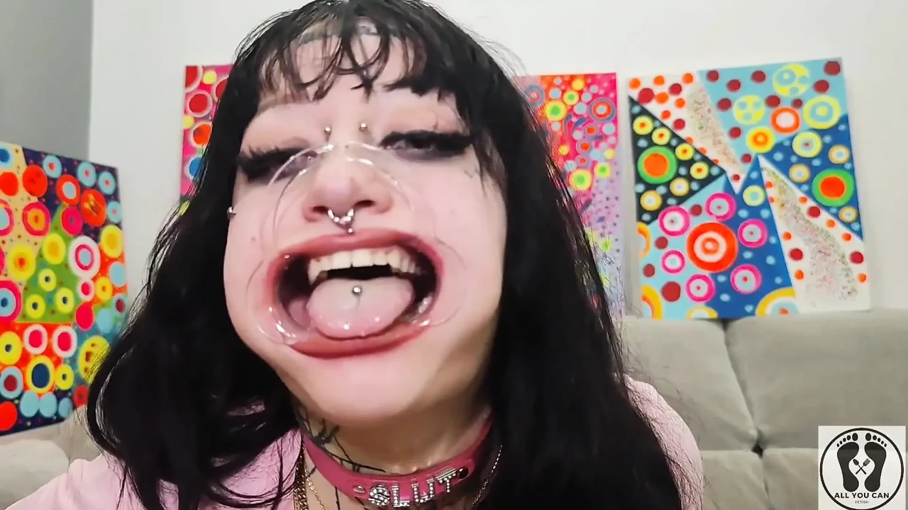 Bimbo Curvy Girl Mouth Tongue Fetish