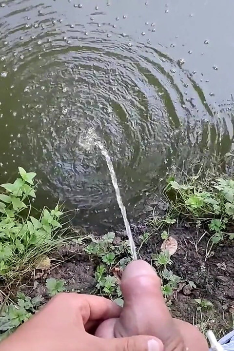 Long Pissing to the Water Makes Water Bubbly