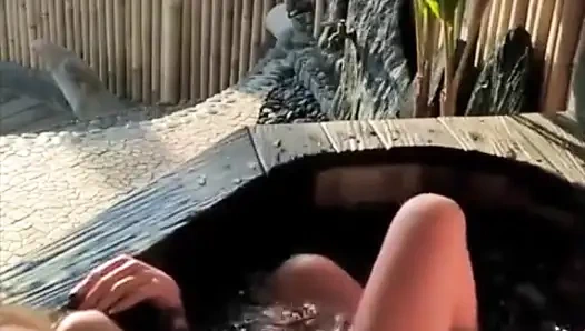 Fick junges paar veranda im freien