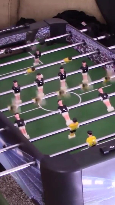 שני חברים הכי טובים מנווטים את משחק הכדורגל הקומי הזה | קליפ 2