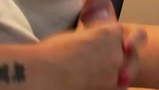 Birlikte televizyon izlerken hızlı bir elle muameleden sonra büyük miktarda döl