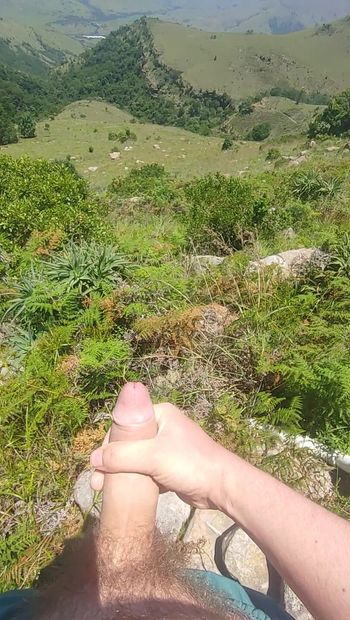 Masturbando nas montanhas enquanto caminha