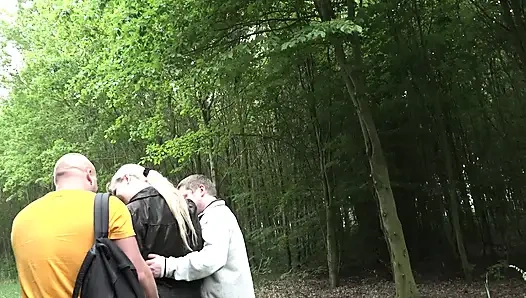 Cewek rambut pirang nyepong dua kontol sebelum dientot sampai dicrot di semak-semak