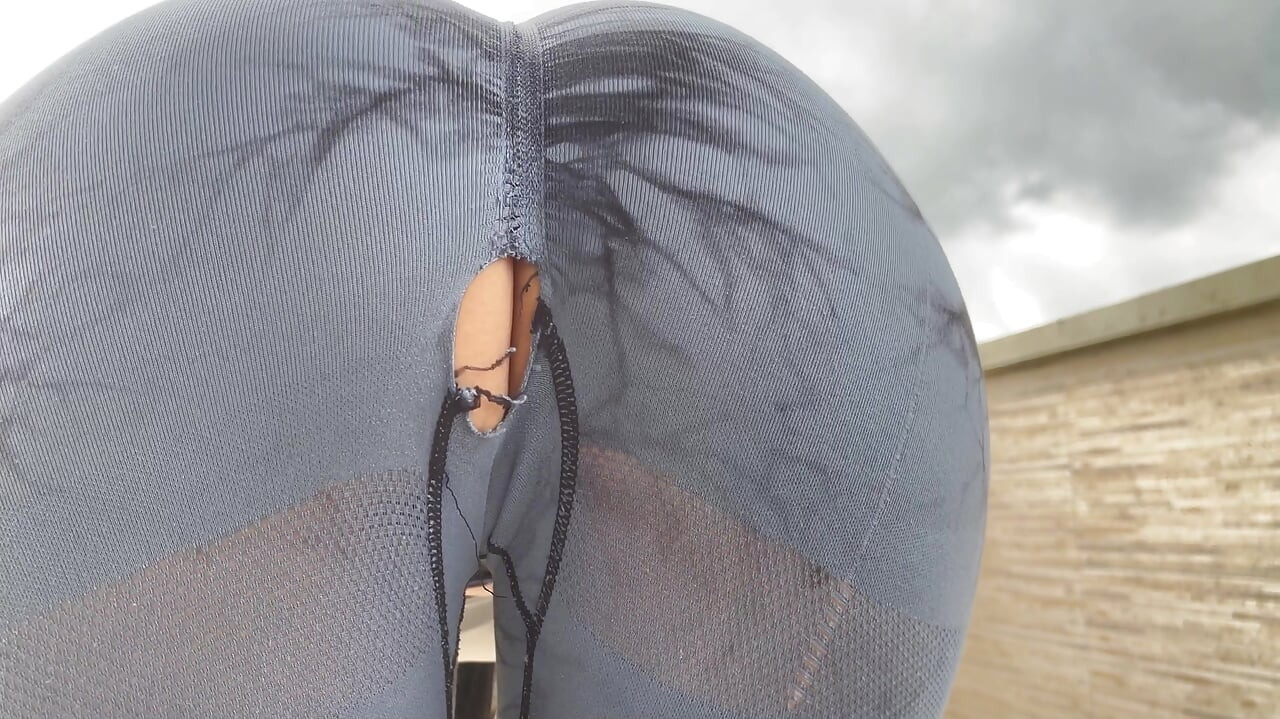 I fuck a nice dick while working out and tear my leggings