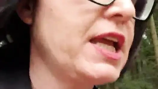 Julie zieht blank am Strassenrand und spritzt