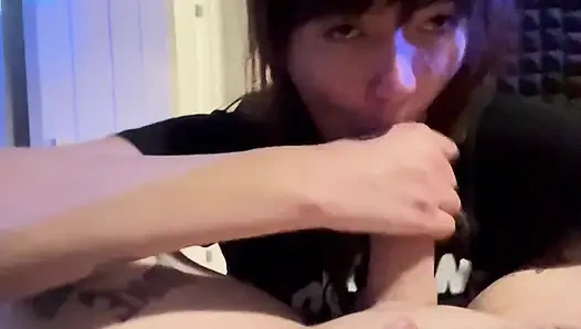 Süße Queer gibt ihrem freund von dickem freund