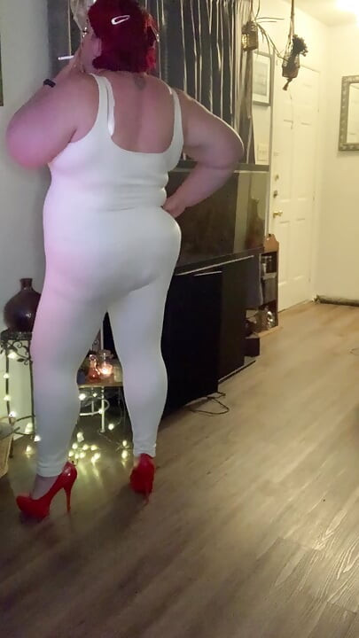 La belleza fumada en tacones rojos