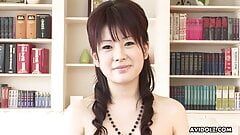 Японская девушка-брюнетка Hina Kawamura мастурбирует дома без цензуры.