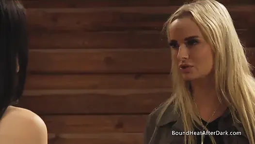 Vollbusige blasse weiße lesbische sklavin mit großen natürlichen titten wird von geiler herrin befriedigt