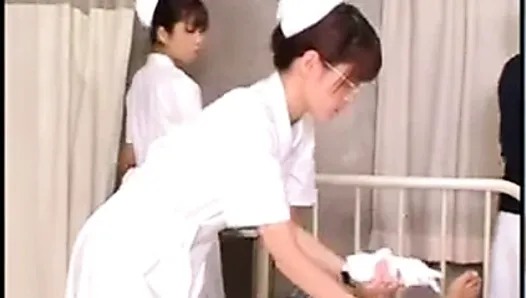 日本人学生看護師のトレーニングと練習