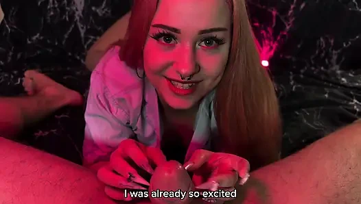 18-jähriges Mädchen mit pinken Haaren betrügt einen Mann, während sie mit ihm telefoniert