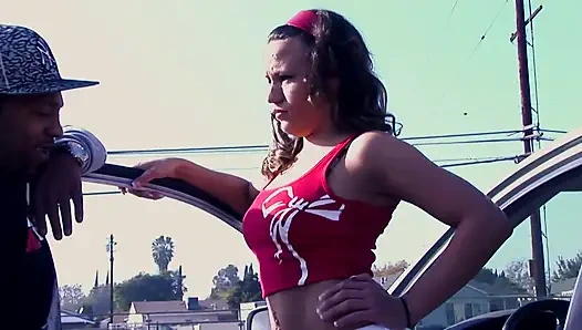 Черный ебарь с большой елдой закапывает его член глубоко в ее молодую и возбужденную киску