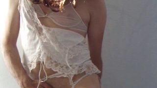 Crossdresser em lingerie branca de seda (thlin2065)