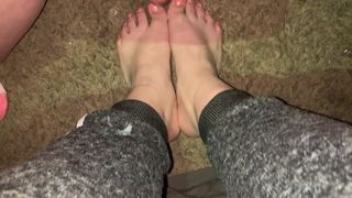 Éjaculation en désordre sur les pieds d'une latina sexy