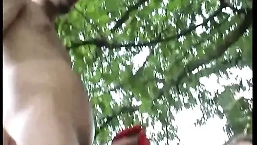 Federica çok edepsiz bir sarışın ve arkadaşlarının hepsi sürtük. Oral seks ve ağza boşalma ve bir sürü sert anal seks