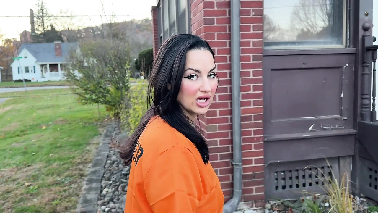 放荡的逃脱囚犯让已婚惩教官操她并射在她的屁股上