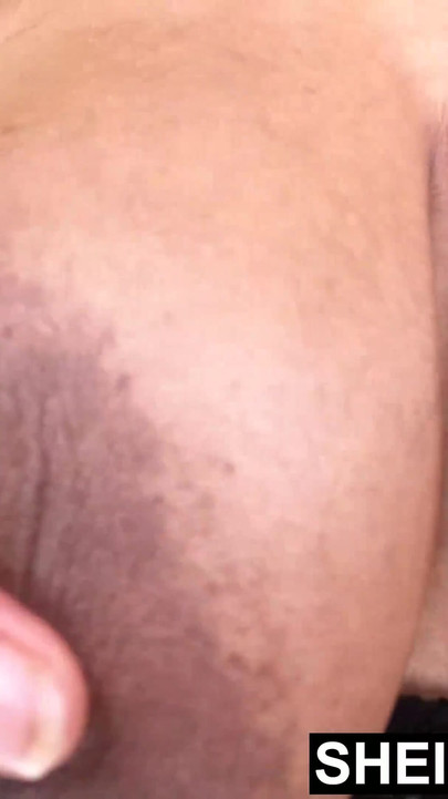 最大的岩石坚硬乳头与丰满的胸部乳房在紧身内衣，黑色乌木青少年宝贝 sheisnovmeber