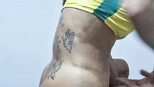 Puto Trans Daniela Santos'un götünün üstüne süt alıyor