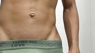 Episodio di due grandi malesi che si masturbano nella stanza