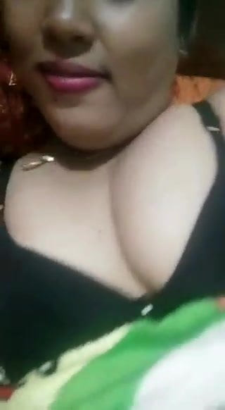 Showing her pusy and boobs