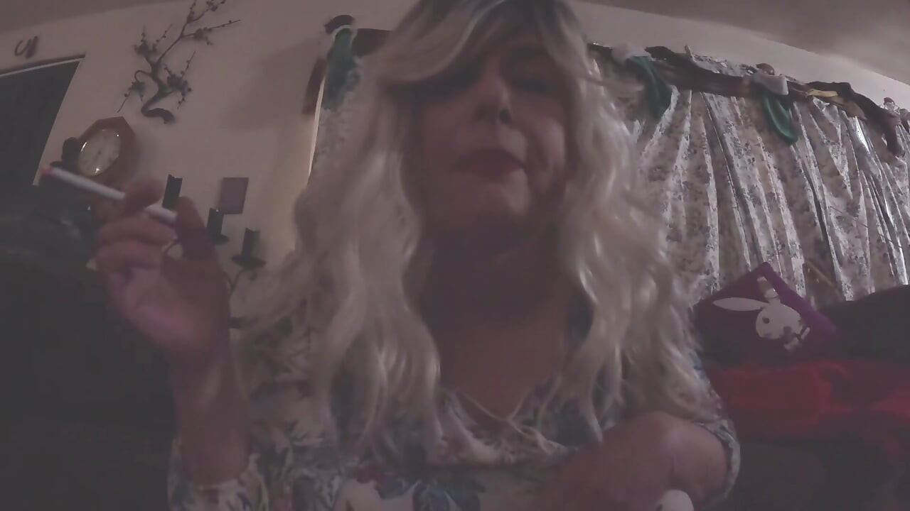 استراحة دخان شيريل تفكر في قضيبك