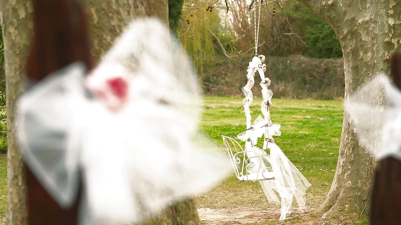 신부가 남편의 들러리와 잠자리를 가다