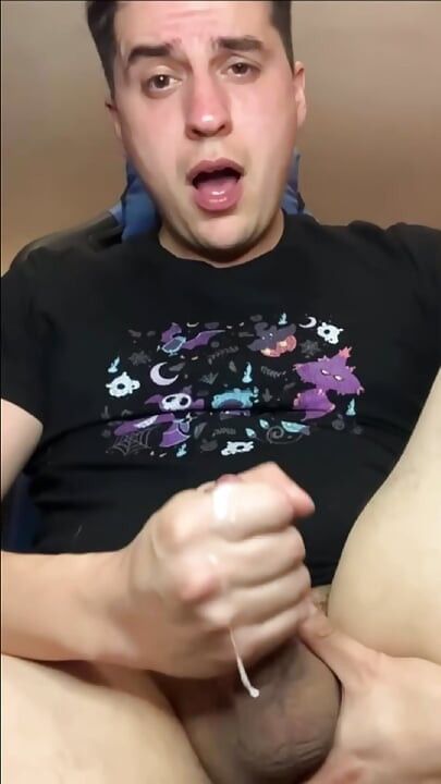 Slatki gejmer se napalio posle igranja video igrica i opalio vreli mlaz