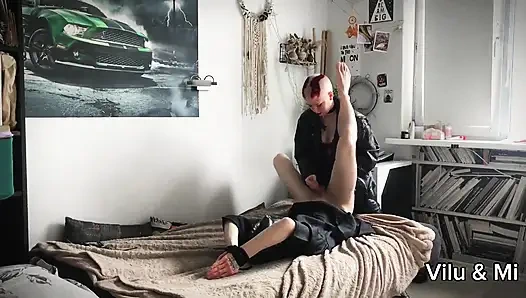 Суккубус Вилу Видиш страпоном молодого священника