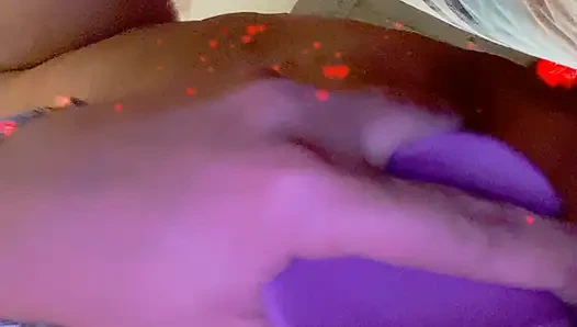 Aku lagi muasin memekku pakai dildo ukuran raksasa ini. Aku gemuk mulut ini bisa berhenti masturbasi.