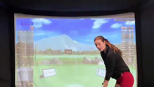 Aku lagi asik main golf di simulator! Berusaha untuk tidak muncrat saat aku bertukar pasangan!