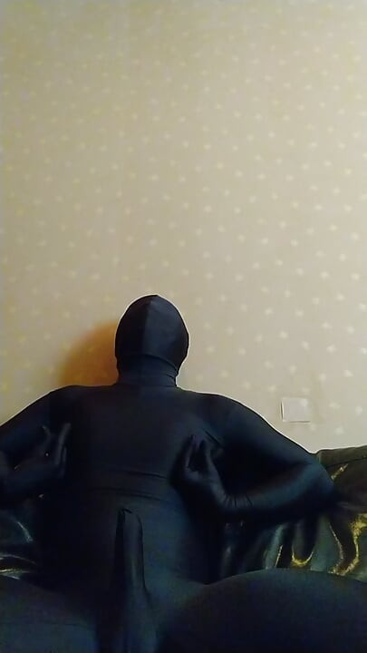 I masturbated comfortably with no makeup, muzzle and nose hook, and full body tights!