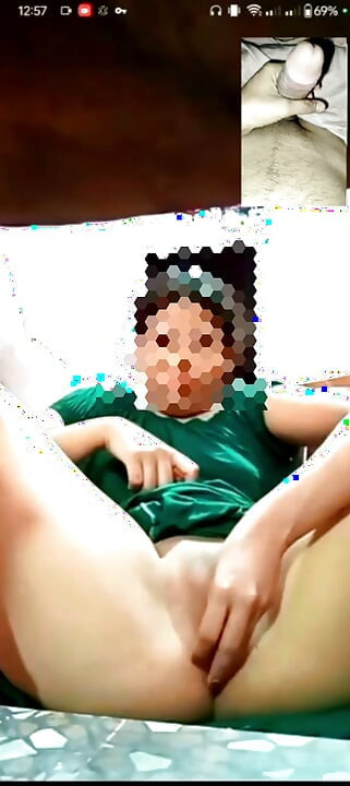 Mi hermanastra mostrando su coño en videollamada