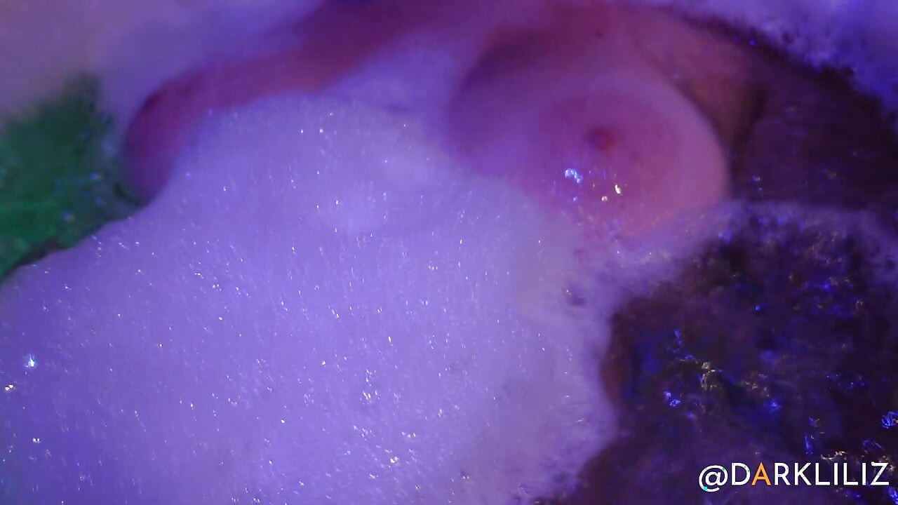 Savršena MILF se igra sa svojim velikim sisama u jacuzziju završava žestokim jebanjem