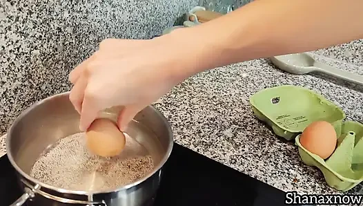 En ateşli haşlanmış yumurta tam çıplak yeme bacakları senin için açık